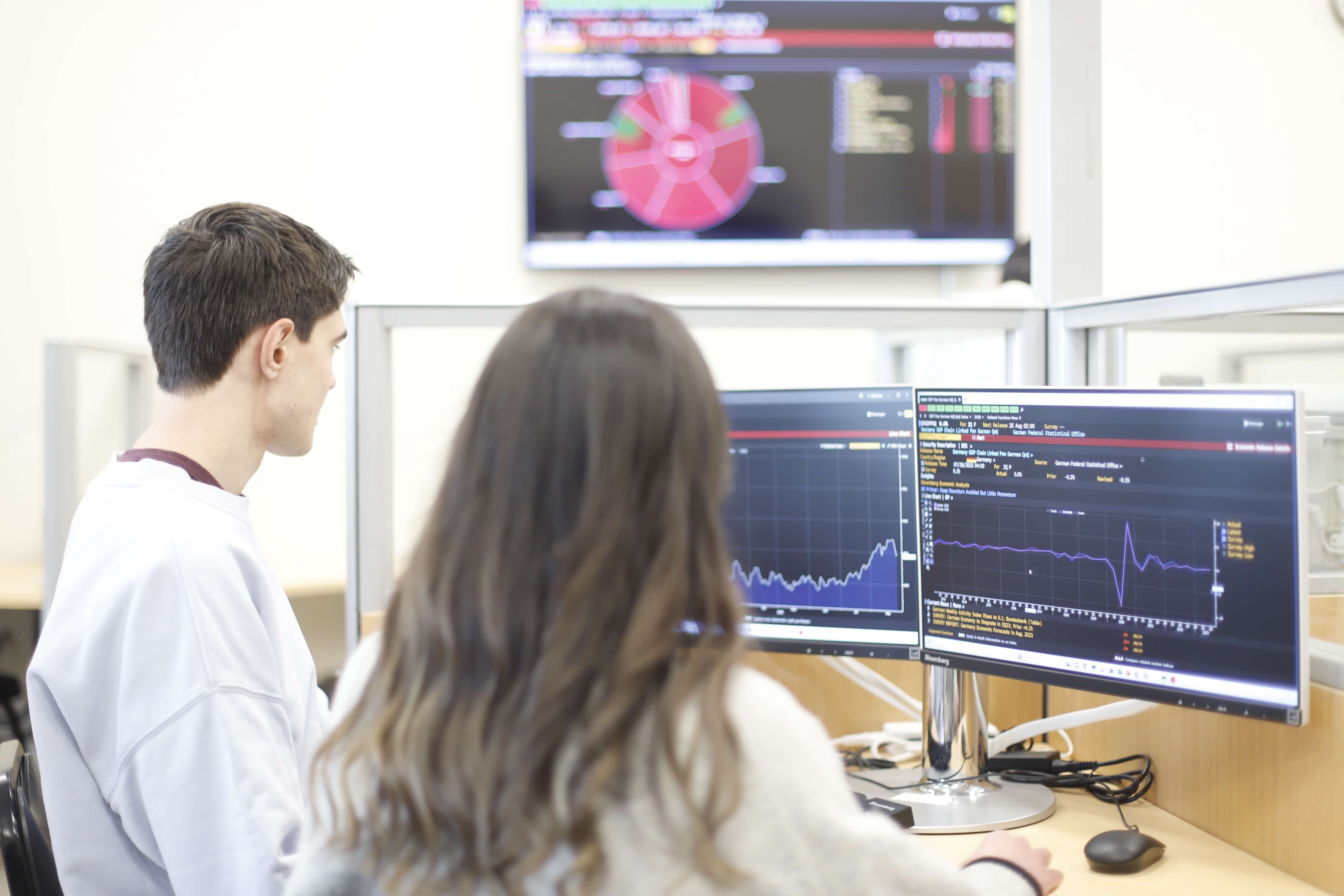 Terminales Bloomberg con indicadores económicos