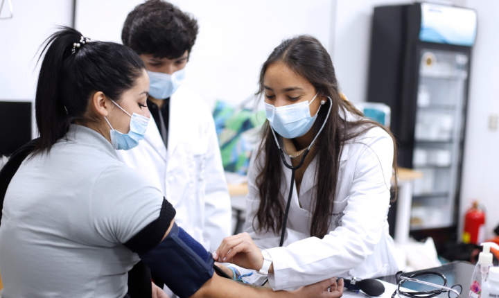 Estudiantes de Medicina realizan exámenes preventivos